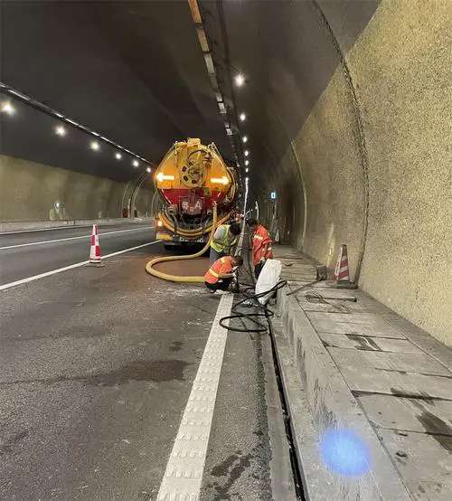 西秀隧道排水渠清淤